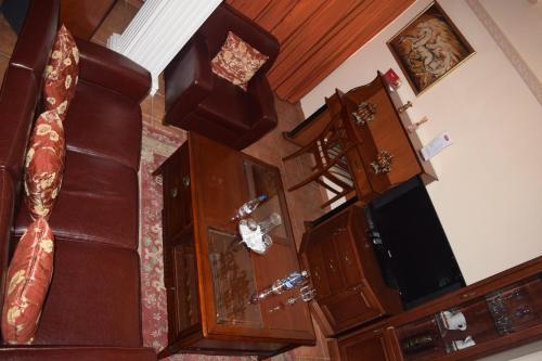 una habitación con un montón de muebles de madera en Hotel Tivoli, en Tetovo