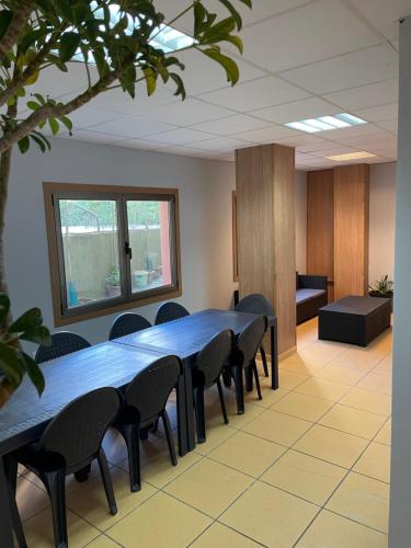 sala konferencyjna z niebieskim stołem i krzesłami w obiekcie HOSTEL Cangas w mieście Cangas de Morrazo