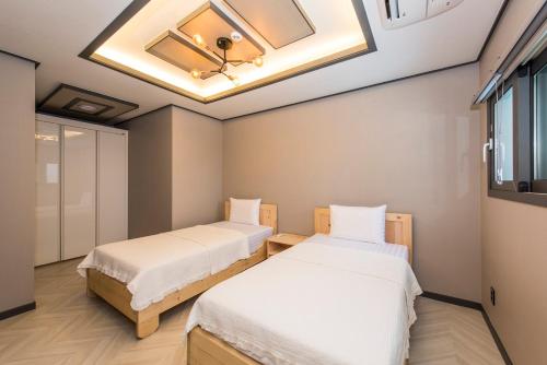 - 2 lits dans une chambre avec plafond dans l'établissement The Some Plus Susan, à Seogwipo