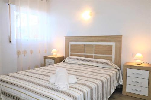 sypialnia z łóżkiem z dwoma szafkami nocnymi i dwiema lampami w obiekcie 56C Vora vistas al mar parking y wifi w mieście Calpe