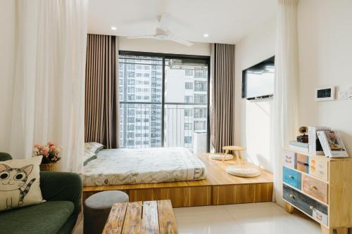 um quarto com uma cama e uma grande janela em Bobo homestay em Gia Lâm Pho
