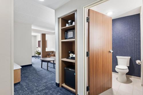 een badkamer met een toilet in een kamer bij Fairfield Inn & Suites by Marriott Hickory in Hickory