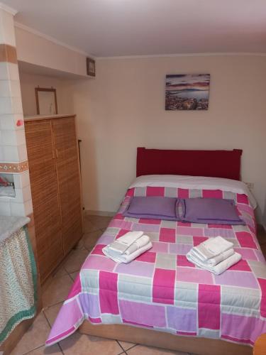 una camera da letto con un letto e due asciugamani di Anny house a Napoli