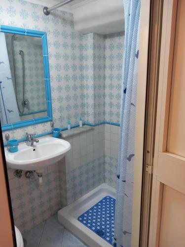 ナポリにあるAnny houseの洗面台とシャワー付きのバスルーム
