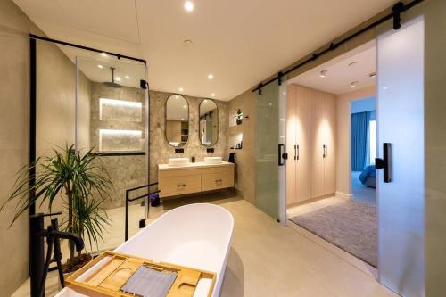 Koupelna v ubytování Beautiful upgraded 2BR with Sea view - Palm Jumeirah