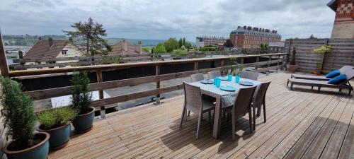 Photo de la galerie de l'établissement Escale Dieppe Gambetta - Appart et Studios 2-6 personnes Vue Ville et Mer, à Dieppe