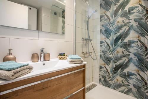 a bathroom with a sink and a shower at Studio Golfe de Saint Tropez in Cavalaire-sur-Mer