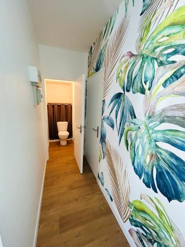 un couloir orné d'une peinture murale dans l'établissement Le Garde-Côtes, à Étel