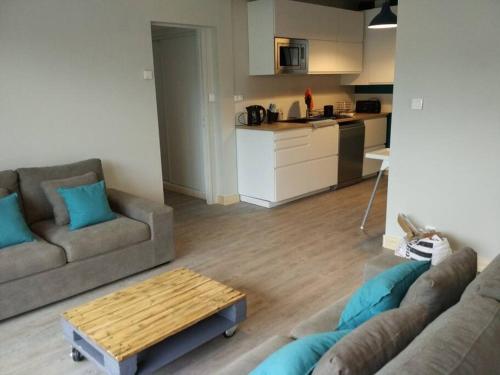 un salon avec deux canapés et une cuisine dans l'établissement L'emeraude : Ares, House, 3 bedrooms, à Arès