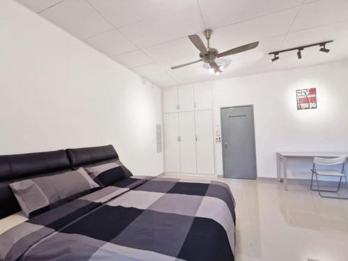 1 dormitorio con 1 cama en blanco y negro y ventilador de techo en SUNWAY LAGOON/PYRAMID/UNIVERSITY l 6-15pax l, en Petaling Jaya