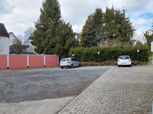 twee auto's geparkeerd op een parkeerplaats bij Hotel Lava Vulkaneifel in Daun
