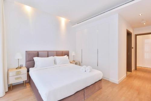 Rúm í herbergi á NEW! Luxurious 3 bedroom apartment in City Walk