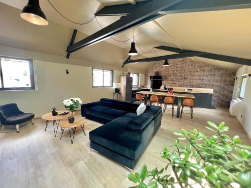 a living room with a couch and a table at Le Loft Manhattan, en centre ville, proche Sainte Bernadette avec Parking, PRIMO C0NCIERGERIE in Nevers