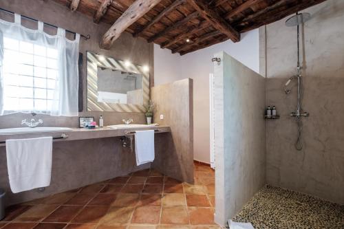 サン・ジョセップ・デ・サ・タライアにあるCan Guerxonetのバスルーム(シンク、シャワー、鏡付)