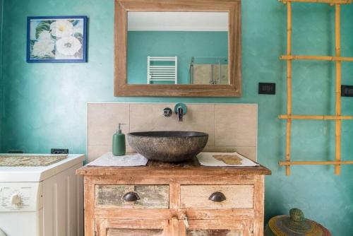 a bathroom with a sink and a mirror at enJoy Home - Bilocale sulle Riviere a due passi dalla Specola in Padova