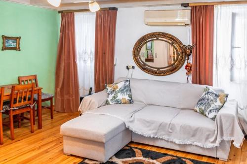 un soggiorno con un divano e uno specchio di Steffi's Place,Corfu Old Town a Città di Corfù