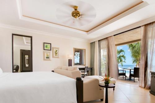 Ein Bett oder Betten in einem Zimmer der Unterkunft The Westin Turtle Bay Resort & Spa, Mauritius