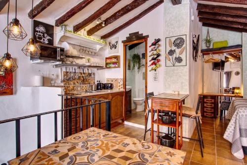 een keuken met een tafel en een aanrecht in een kamer bij The Nook (El Recoveco) in Canillas de Aceituno