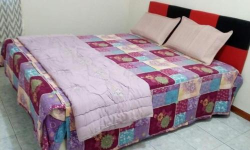Llit o llits en una habitació de Rama-rama Homestay Kundasang