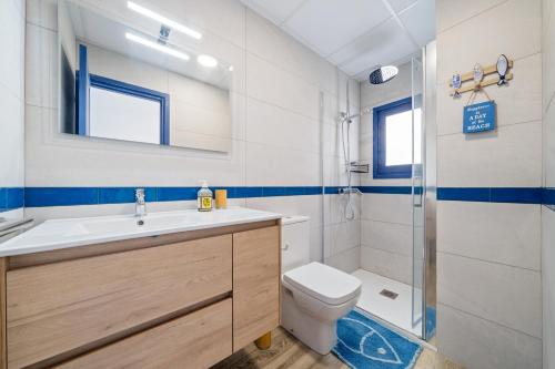 uma casa de banho com um lavatório, um WC e um chuveiro em Calafellmar loft em Calafell