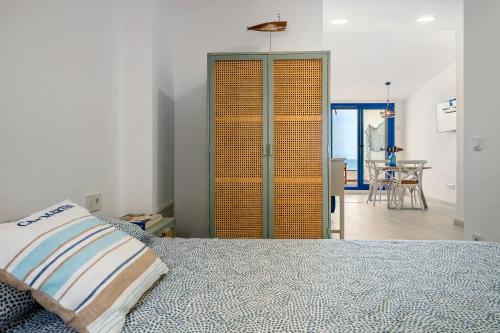 um quarto com uma cama e um quarto com uma mesa em Calafellmar loft em Calafell