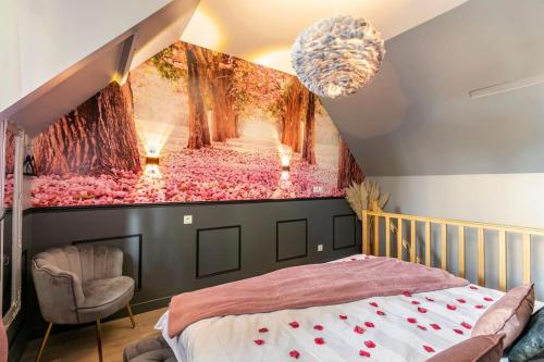 une chambre avec un grand tableau sur le mur dans l'établissement Sauna, jacuzzi, terrasse et parking, à Rouen