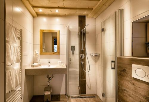 a bathroom with a shower and a sink at FIRSTpeak Appartements und Chalets in Zauchensee