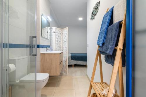 uma casa de banho com um chuveiro, um WC e um lavatório. em La Casa del Pescador Calafellmar em Calafell