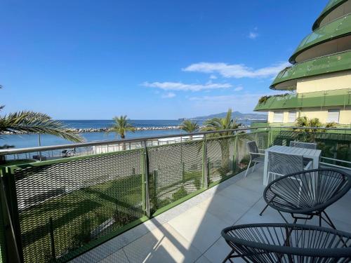 - un balcon avec deux chaises et une table dans l'établissement Gli Scogli Luxury Residence Hotel, à Chiavari
