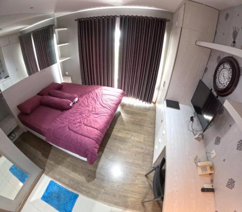 - une chambre avec un lit violet dans l'établissement Student Park 740 by We Stay, à Seturan