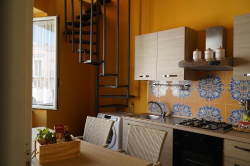 una cocina con fregadero y estufa horno superior en Sunlux Maison, en Isquia