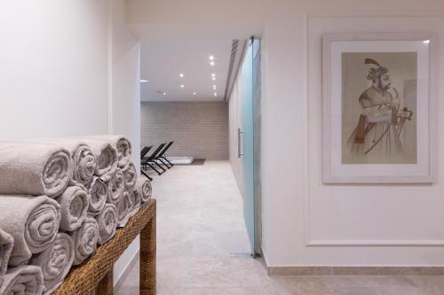 a room with a picture of a man on a wall at AP Dona Aninhas in Viana do Castelo