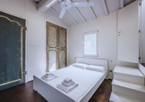 um quarto branco com uma cama e uma janela em CountryHouse con Piscina Privata Vicina al Centro em Florença