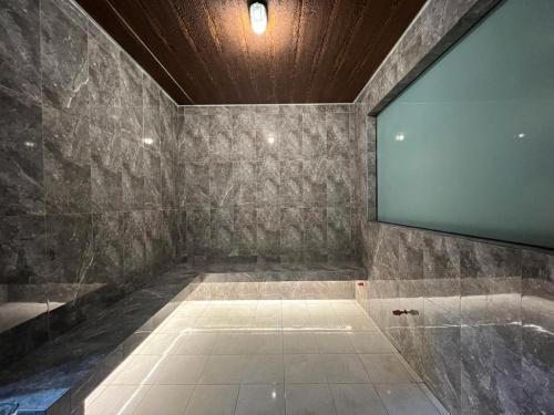 Koupelna v ubytování PURNAMA BALIGE HOTEL