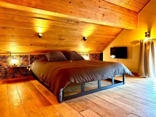 Una cama o camas en una habitación de La Hour House - Esc'Appart