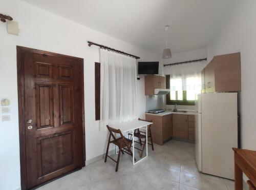 una cucina con un piccolo tavolo e un frigorifero di Para Thin Alos Inn a Néos Marmarás