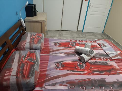 a bed with two red race cars on it at F2 privé Rénové Green corner in Saint-Denis