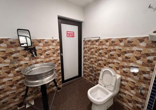 RV @ U GARDEN STAY في سكوداي: حمام مع حوض ومرحاض