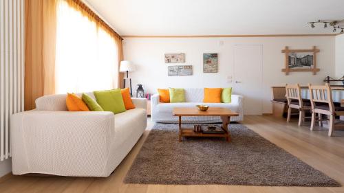 - un salon avec un canapé blanc et une table dans l'établissement Italianway - Milano 26, à Bormio