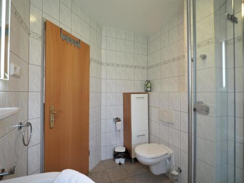 ein Bad mit einem WC und einer Glasdusche in der Unterkunft Am Deich 39 in Zingst