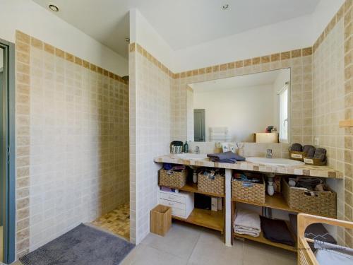 une salle de bain avec un lavabo et un miroir dans l'établissement Villa Calisse, 6 personnes à Maillane, à Maillane