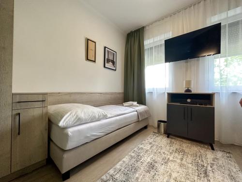 - une chambre avec un lit et une grande fenêtre dans l'établissement MILIA wine & event resort, à Dunajský Klátov