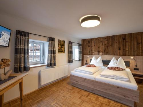a bedroom with a bed and a window at Appartement Am Hof Untertann in Kirchberg in Tirol