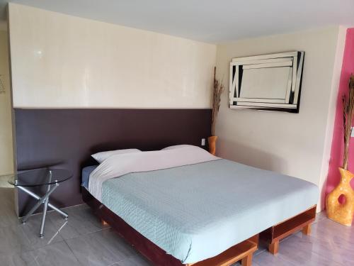 niewielka sypialnia z łóżkiem i oknem w obiekcie Hotel Torres Gemelas vista al mar a pie de playa w Acapulco