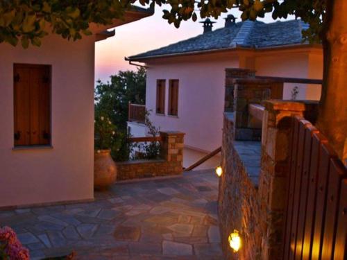 Το κτήριο όπου στεγάζεται  το ξενοδοχείο διαμερισμάτων