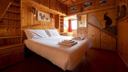 a bedroom with a bed in a wooden room at Italianway - Teregua 2 in Valfurva