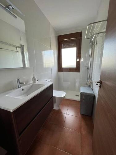 uma casa de banho com um lavatório, um WC e um espelho. em Las Catedrales-Casa Canteiro 2 em Barreiros