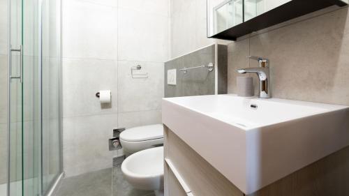 bagno con lavandino bianco e servizi igienici di Italianway - Teregua 2 a Valfurva