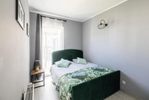 Ένα ή περισσότερα κρεβάτια σε δωμάτιο στο Apartamenty Stare Zoo