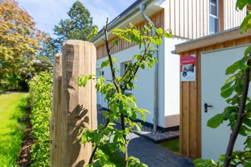 a wooden fence in front of a house at Windlooper 2 in Wieck